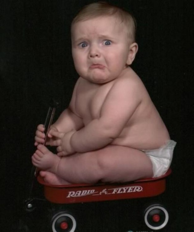 bebé  sentado en una silla