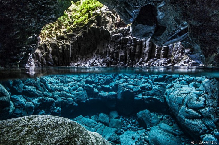cueva con hermosas aguas cristalinas