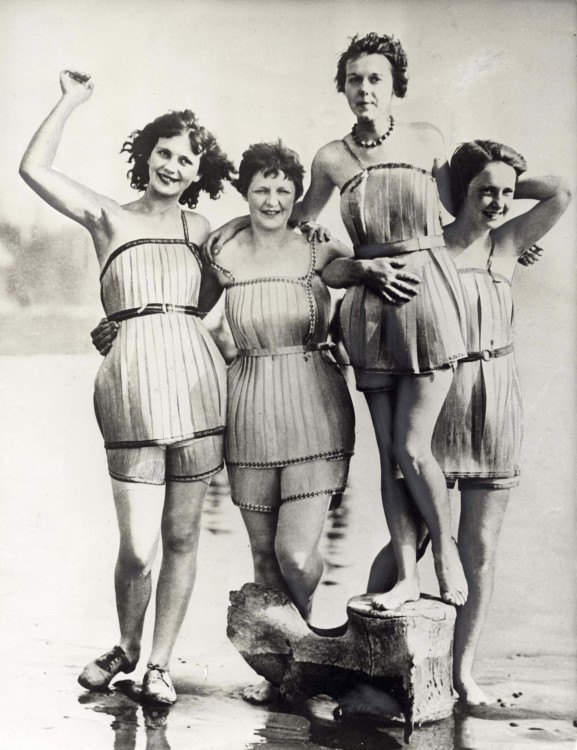 4 mujeres en la playa