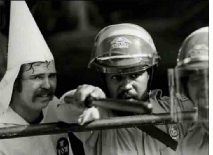 Policia negro protege a miembro del Ku Klux Klan 1983 