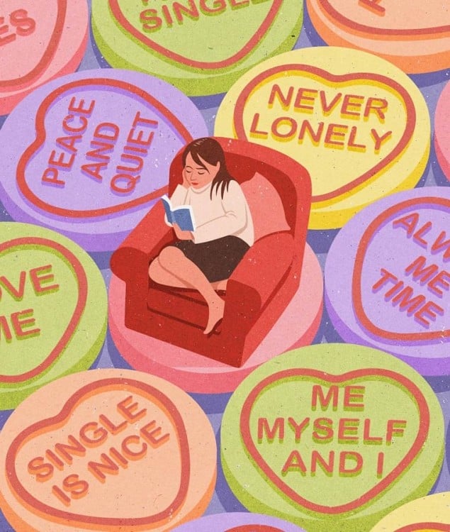 Mujer rodeada de corazones sentada en un sillón leyendo