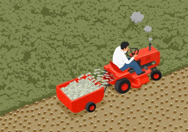 Hombre con un tractor lleno de billetes por el campo