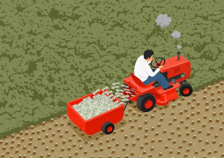 Hombre con un tractor lleno de billetes por el campo  