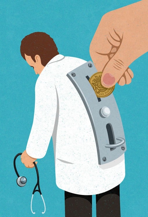mano depositando una moneda a una alcancía en forma de medico