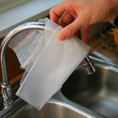 Trucos para los amantes de la limpieza (papel encerado para limpiar el grifo del baño)