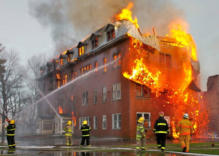 bomberos intentando apagar el fuego en una casa 