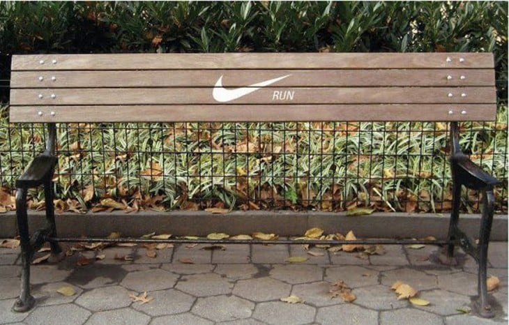 Banca con el logotipo de Nike en una plaza 