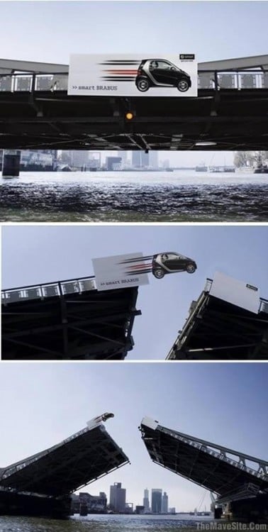 Puente con publicidad que simula desafiar la gravedad
