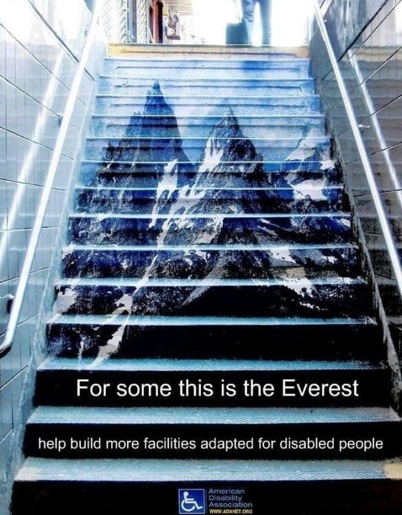 Las escaleras son como el Everest para las personas con discapacidad en una ciudad 