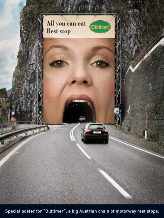 Anuncio de la boca de una mujer sobre un puente para que pasen los carros