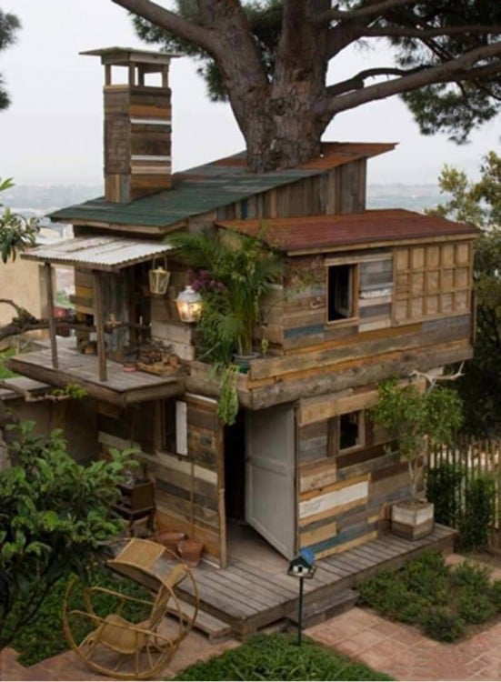 casa de tres pisos hecha de madera