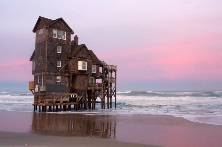 Casa construida a la orilla de un mar 