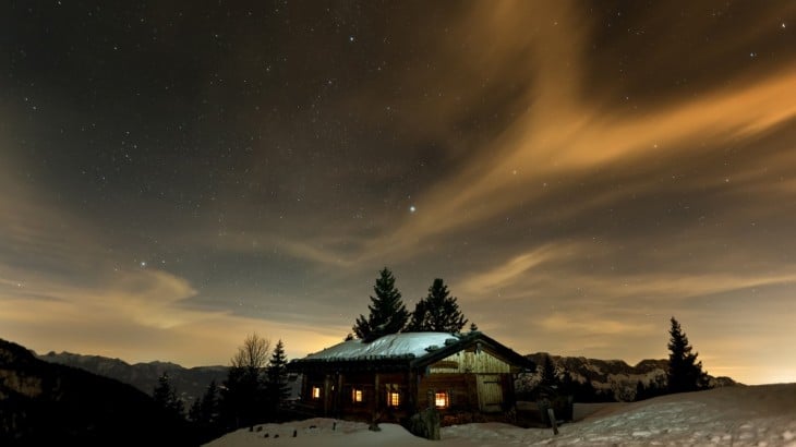 casa solitaria en un ambiente con nieve y de noche 