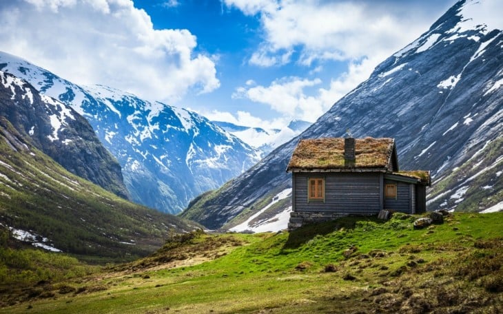 Casa cerca de una montaña en Noruega