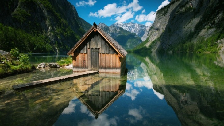Casa en medio de un lago en medio de dos montañas 