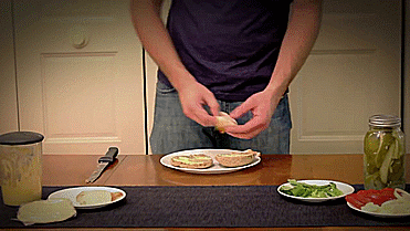Gif de un chico preparando un sándwich 