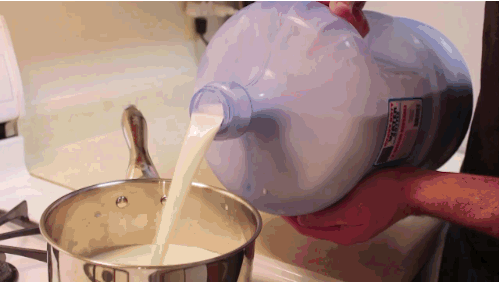Gif de una persona haciendo queso 