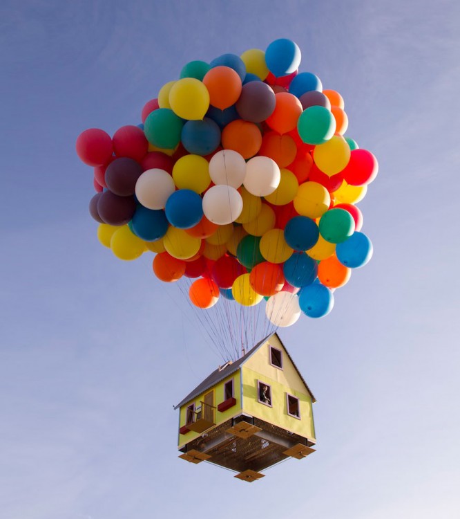 imagen de una casa volando a través de unos globos de colores
