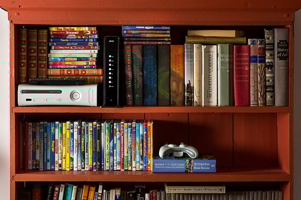 Módem dentro de un librero en medio de libros 