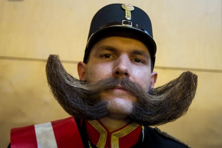 Hombre con un atuendo de general y un gran bigote y barba peinado hacia los lados 