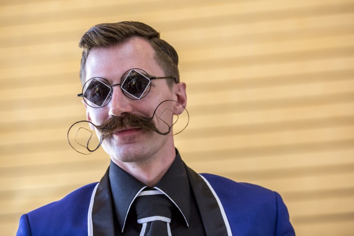 foto de un hombre con lentes y un gran bigote peinado con la forma de sus lentes 