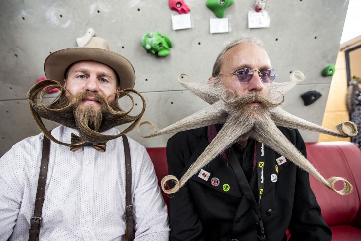 Fotografía de dos hombres con grandes barbas y bigotes en el Campeonato Mundial de Barba y Bigote 