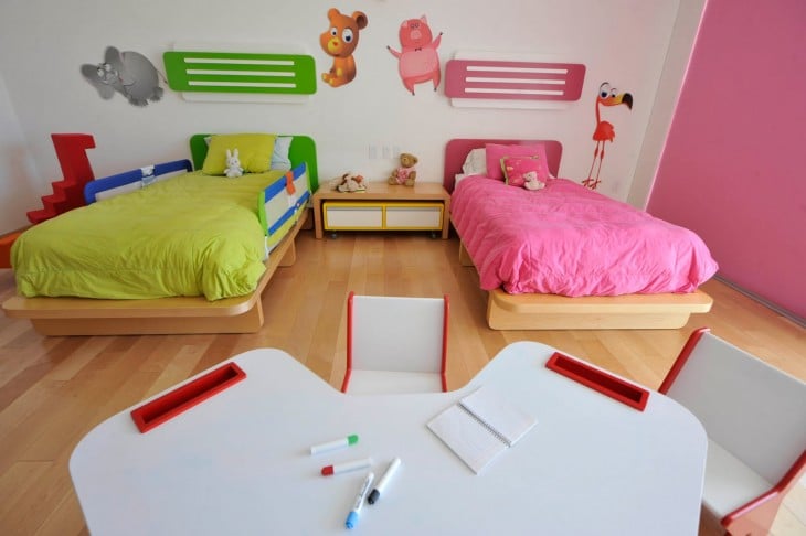 Habitación dividida para niño y niña en color verde y rosa 