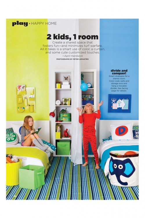 dos niños jugando en una habitación en color amarillo y azul 
