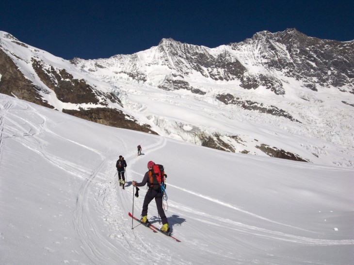 Personas que practican Esquí en los Alpes Suizos nevados 