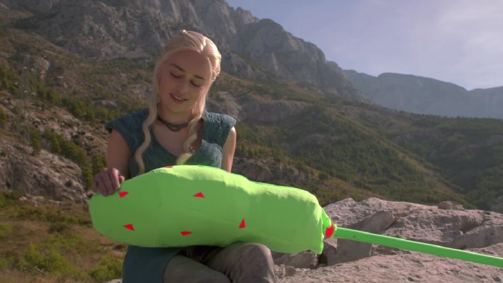 actriz que interpreta a Daenerys Targaryen en Game of thrones con un objeto de pantalla verde en su regazo 