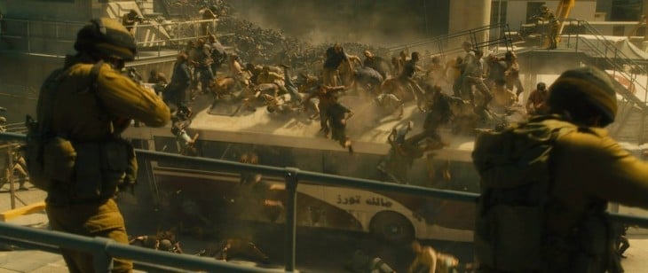 escena de la película Guerra Mundial Z donde muchas personas se caen de la parte de arriba en un camión 