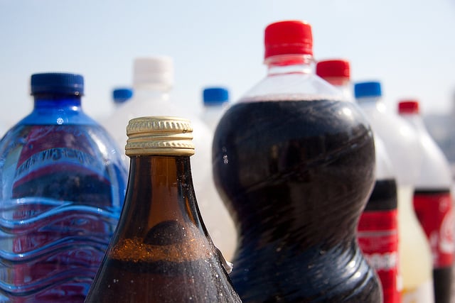 foto con muchas botellas de diferentes tipos de bebidas 