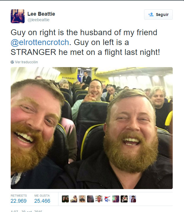 Increíble: ¡Se Encontró a su Doble en el avión y se tomaron una Selfie que se Volvió muy Viral!