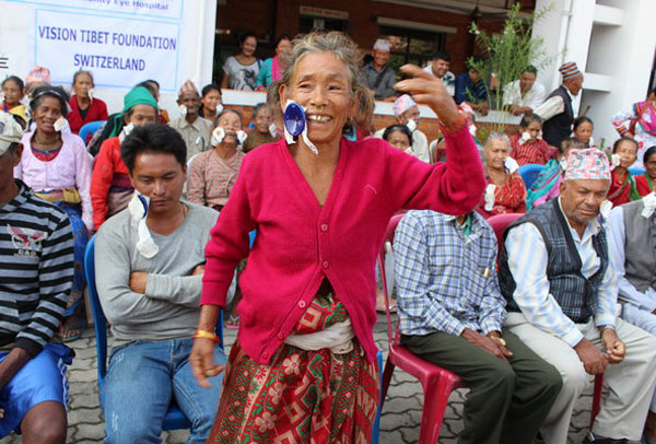 Doctor Nepalí Cura la Ceguera en sólo 5 Minutos ¡Y a muy bajo precio!