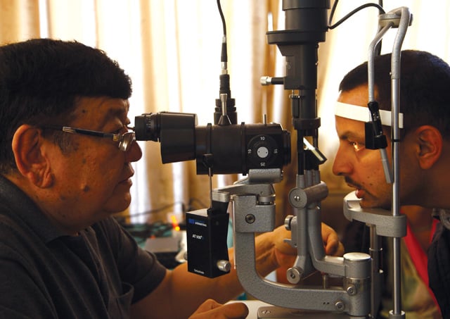 Doctor Nepalí Cura la Ceguera en sólo 5 Minutos ¡Y a muy bajo precio!