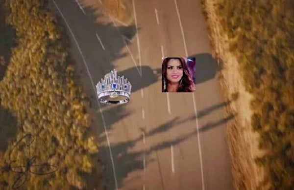 escena final de rápido y furioso donde esta la Miss Colombia y la corona yendo por caminos diferentes 