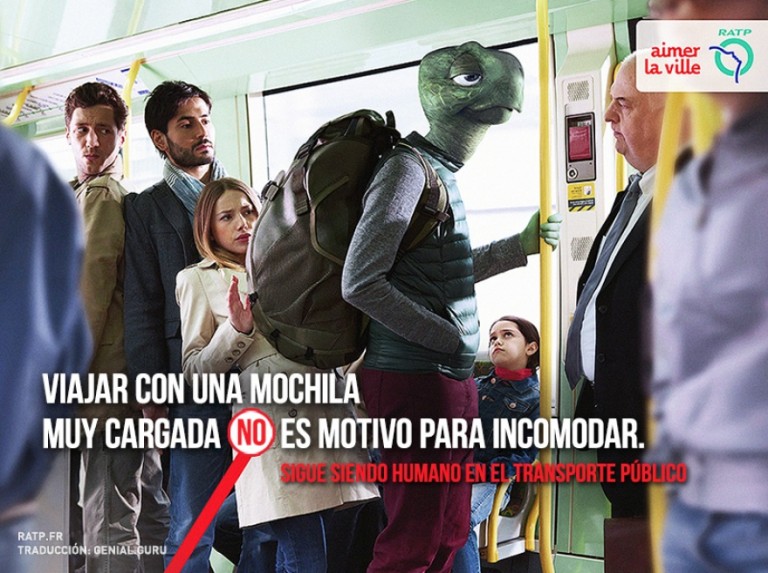 publicidad de una tortuga con una gran mochila arriba de un autobús