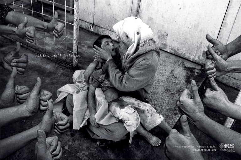 manos alrededor de una mujer que tiene a su hijo en los brazos