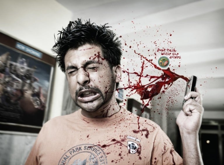 hombre hablando por celular mientras se salpica de sangre