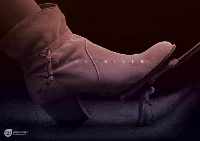 botas de una chica a punto de acelerar y de pisar a un anciano