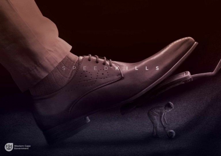 pie de una persona apunto de acelerar y pisar a un niño