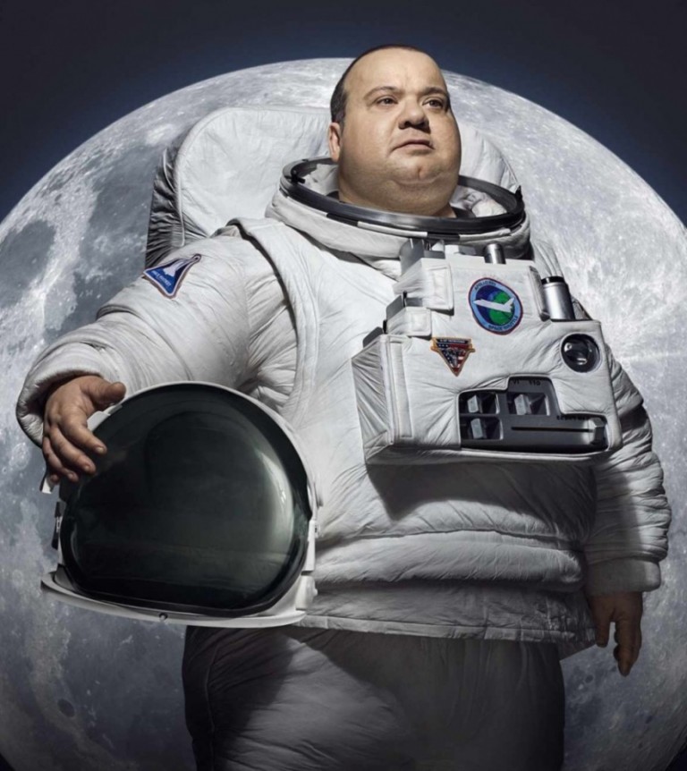 Publicidad de un hombre astronauta obeso