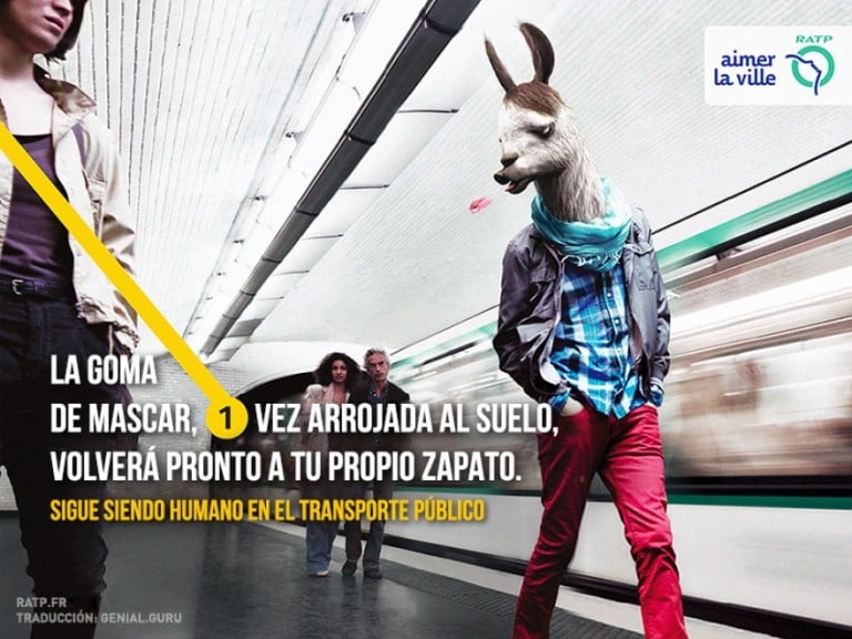 publicidad donde una yama esta escupiendo un chico en un transporte público