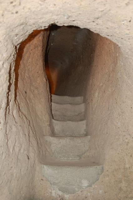 escaleras y pasillos al interior de la ciudad subterránea Derinkuyu en la provincia Nevsehir en Turquía