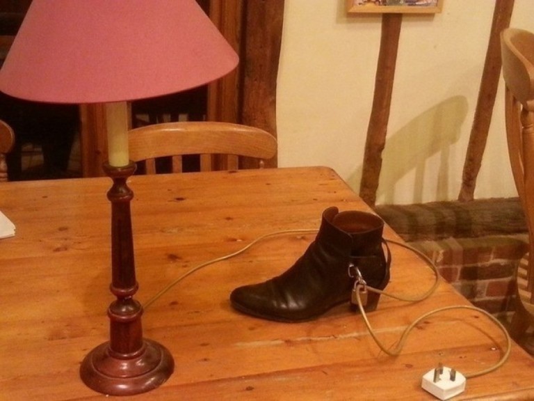 lampara a lado de un zapato sobre una mesa