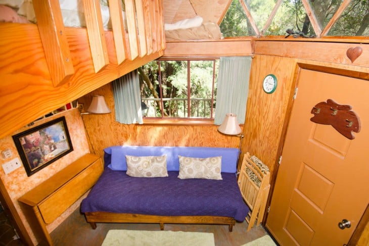 interior de la casa en forma de hongo en California