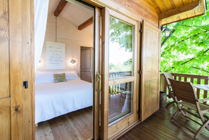 interior de la casa del árbol en Italia