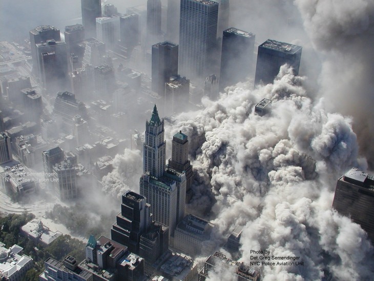 FOTOGRAFÍA DEL HUMO Y POLVO DEL DESPLOME DE LAS TORRES GEMELAS