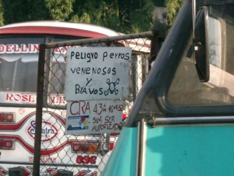 peligro perros venenosos y rabiosos