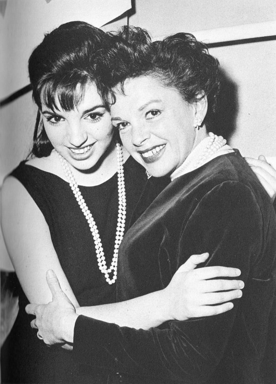Judy Garland abrazada a su hija Liza Minnelli